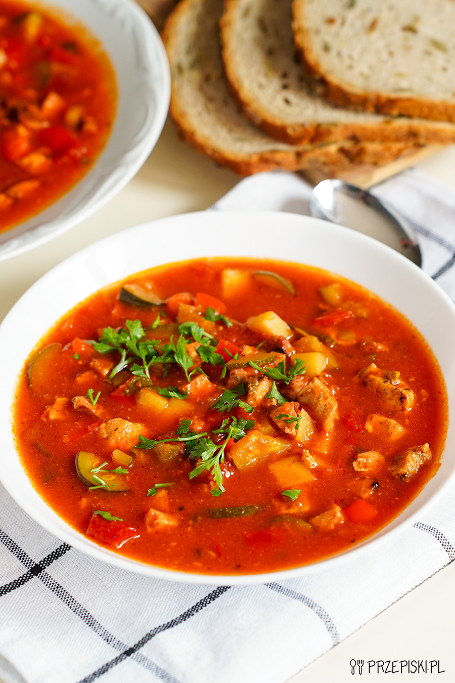 Zupa pomidorowa z kurczakiem, kiełbasą i warzywami