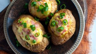 Pieczone ziemniaki z szynką i serem