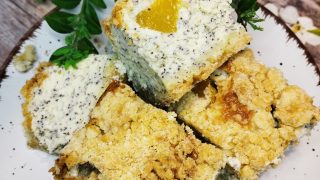 Sernik makowy z brzoskwiniami z twarogiem z wiaderka na kruszonce