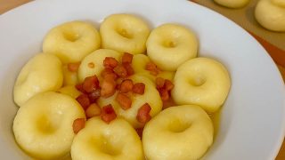 Kluski śląskie – jak zrobić idealne kluski z dziurką
