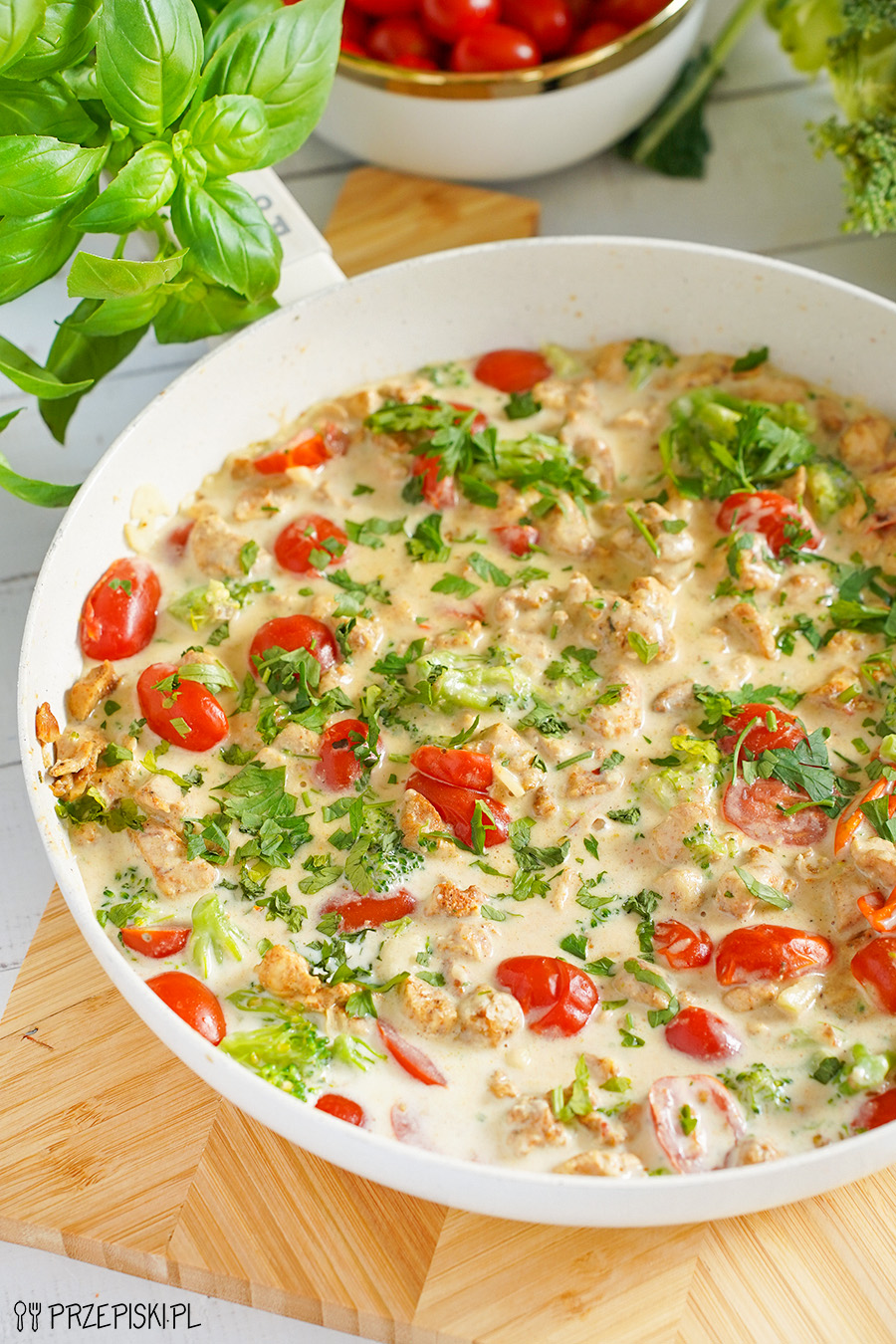 Kurczak w sosie brokułowym z pomidorkami koktajlowymi