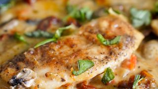 Kurczak w sosie pieczarkowym z suszonymi pomidorami