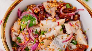 Śledzie z suszonymi pomidorami i musztardą francuską