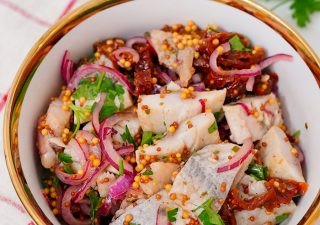 Śledzie z suszonymi pomidorami i musztardą francuską