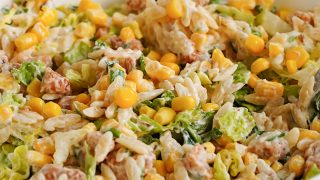 Sałatka orzo z kurczakiem i sosem czosnkowym