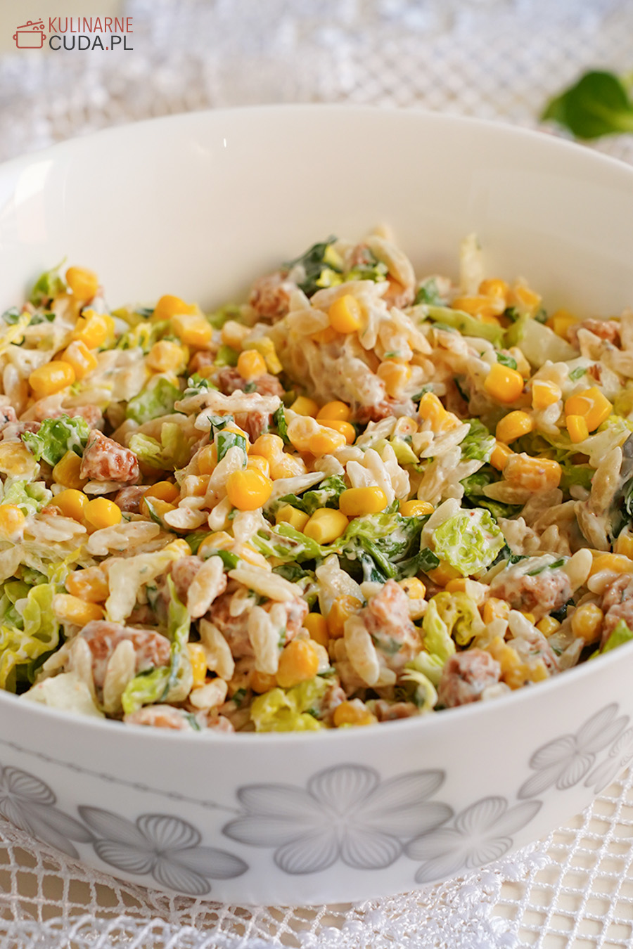 Sałatka orzo z kurczakiem i sosem czosnkowym
