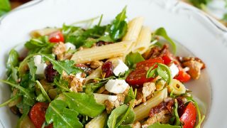 Sałatka z kurczakiem, rukolą i fetą