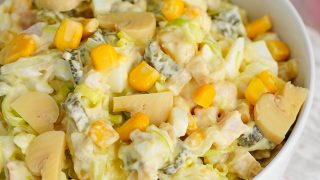 Sałatka z jajkiem, szynką i pieczarkami marynowanymi