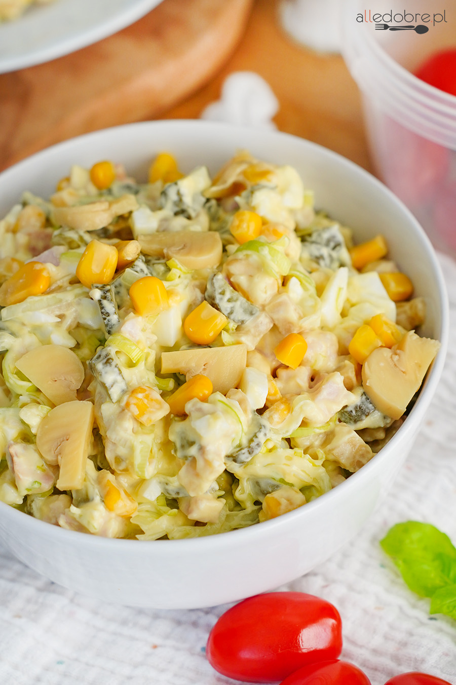 Sałatka z jajkiem, szynką i pieczarkami marynowanymi