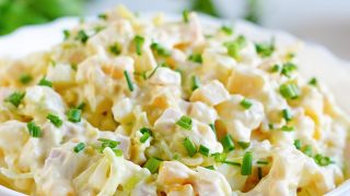 Sałatka z szynką, serem i marynowaną cebulką