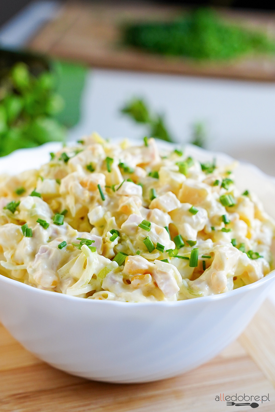 Sałatka z szynką, serem i marynowaną cebulką