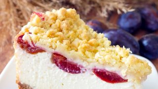 Sernik ze śliwkami na ciasteczkowym spodzie