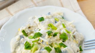 Śledzie z jajkiem w sosie śmietanowym