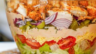 Warstwowa sałatka z kurczakiem i serem cheddar