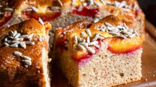 Ucierane ciasto cynamonowo-rumowe ze śliwkami