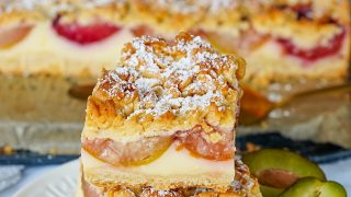 Kruche ciasto ze śliwkami i budyniem