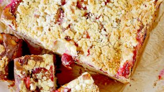 Ciasto jogurtowe ze śliwkami – puszyste, wilgotne i mięciutkie