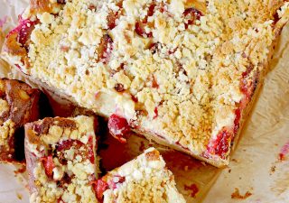 Ciasto jogurtowe ze śliwkami – puszyste, wilgotne i mięciutkie