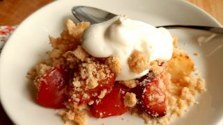 JABŁKA I ŚLIWKI POD CYNAMONOWĄ KRUSZONKĄ (CRUMBLE)