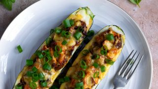 Cukinia faszerowana kurczakiem i pieczarkami