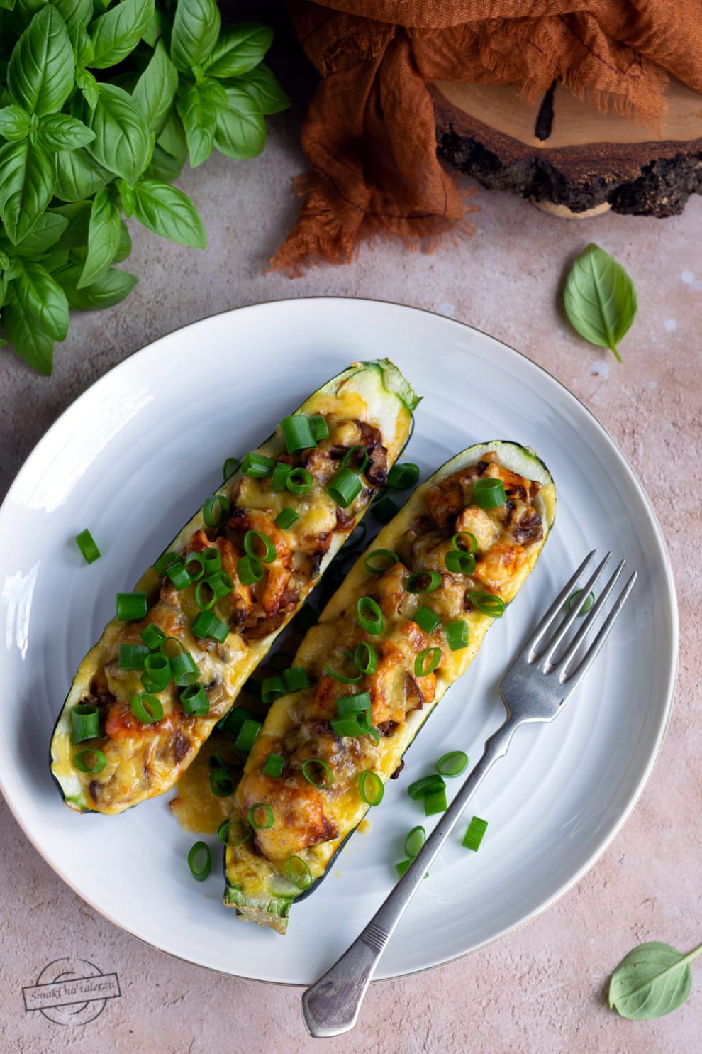 Cukinia faszerowana kurczakiem i pieczarkami