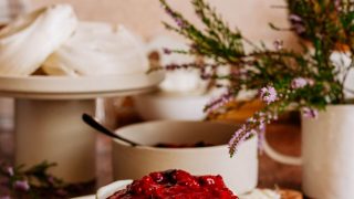 Cynamonowe bezy ze śliwkami