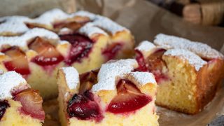 Ciasto jogurtowe ze śliwkami