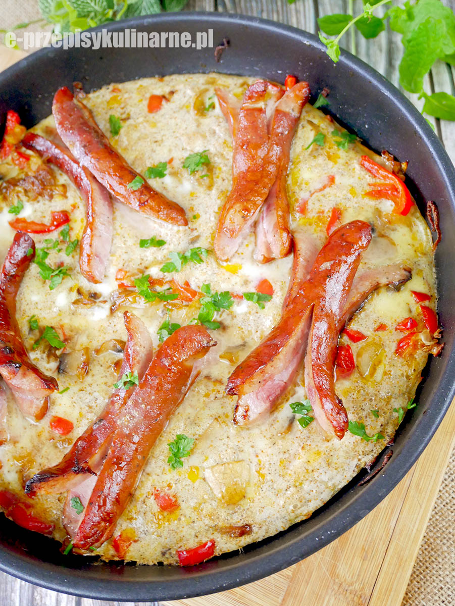 Kiełbasa zapiekana w jajku z warzywami – prosty przepis z piekarnika