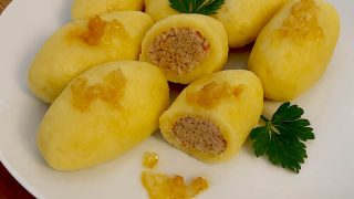 Kluski ziemniaczane z mięsem – pyszny, tradycyjny obiad