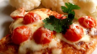 KURCZAK ZAPIEKANY Z SEREM I POMIDORKAMI