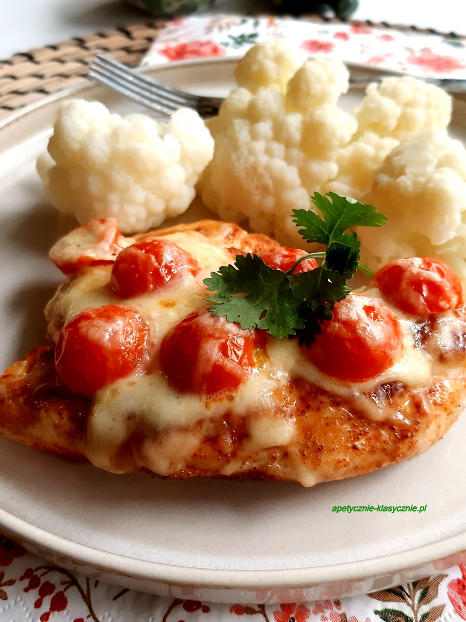KURCZAK ZAPIEKANY Z SEREM I POMIDORKAMI