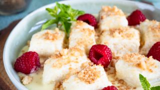 Kluski leniwe z sosem waniliowym i kruszonką