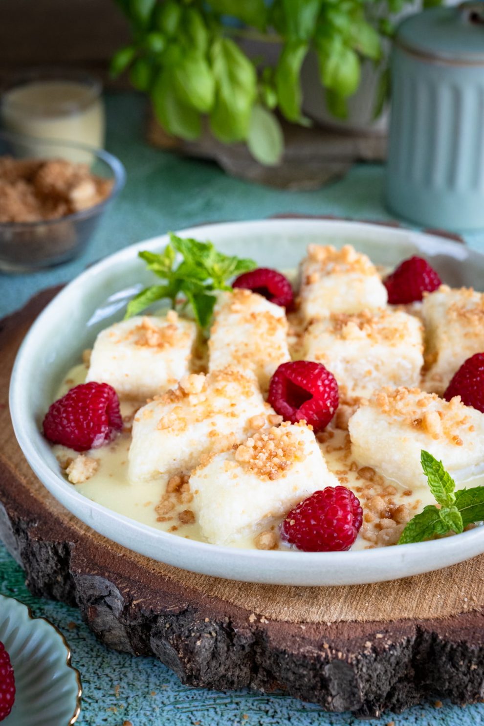 Kluski leniwe z sosem waniliowym i kruszonką