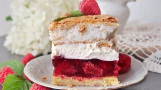 Malinowa chmurka czyli ciasto z malinami i bezą – sprawdzony przepis deser idealny