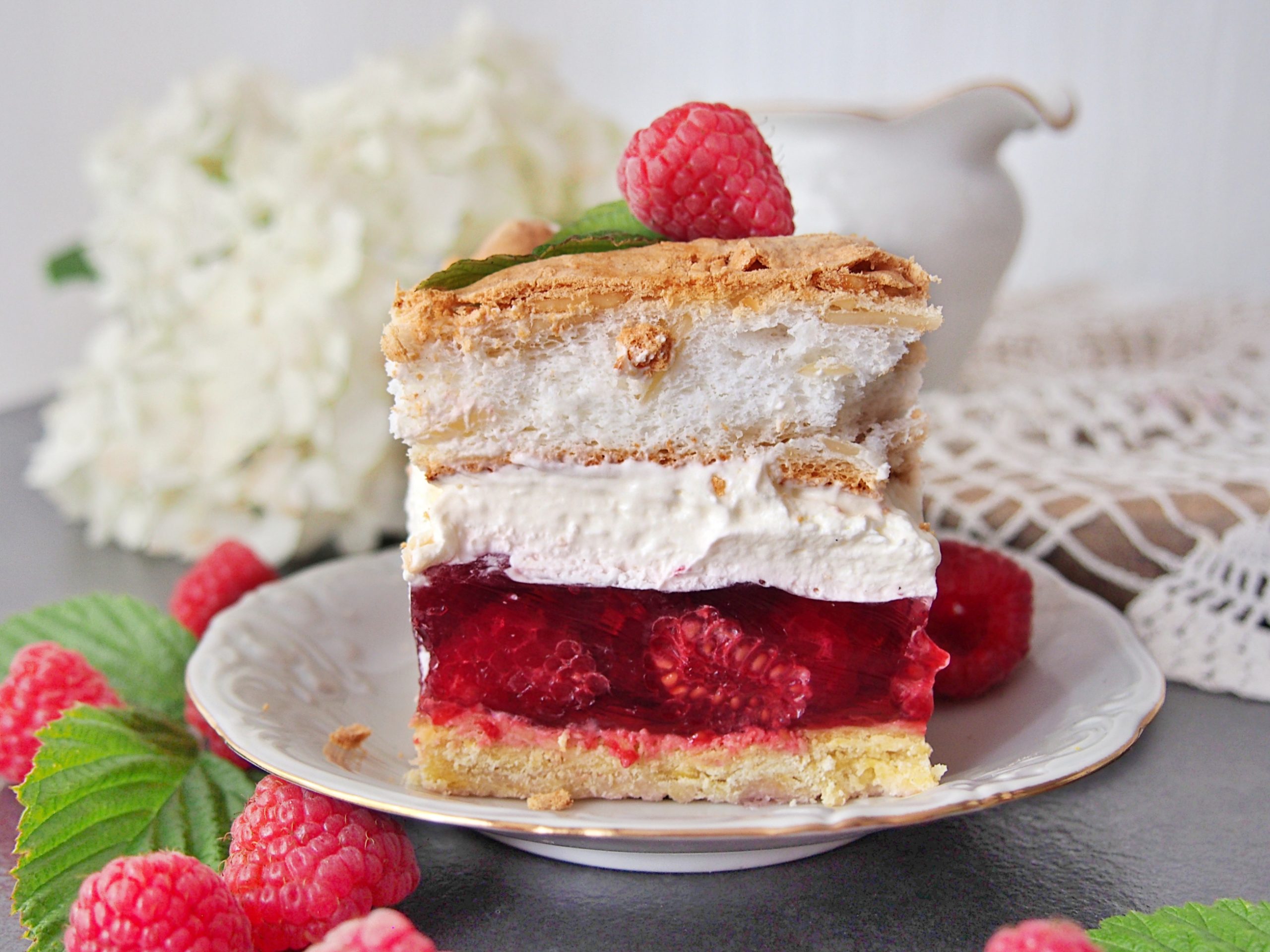 Malinowa chmurka czyli ciasto z malinami i bezą – sprawdzony przepis deser idealny