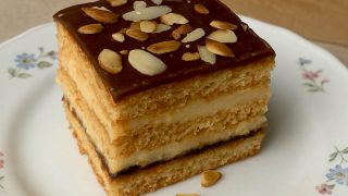 Miodownik z kremem budyniowym i powidłami – pyszne domowe ciasto