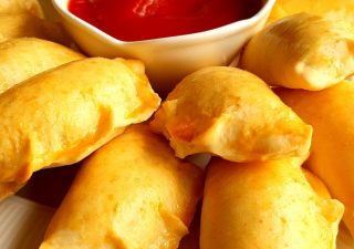 PIECZONE PIEROGI Z NADZIENIEM Z TWAROGU I FETY - pyszne, żal nie spróbować