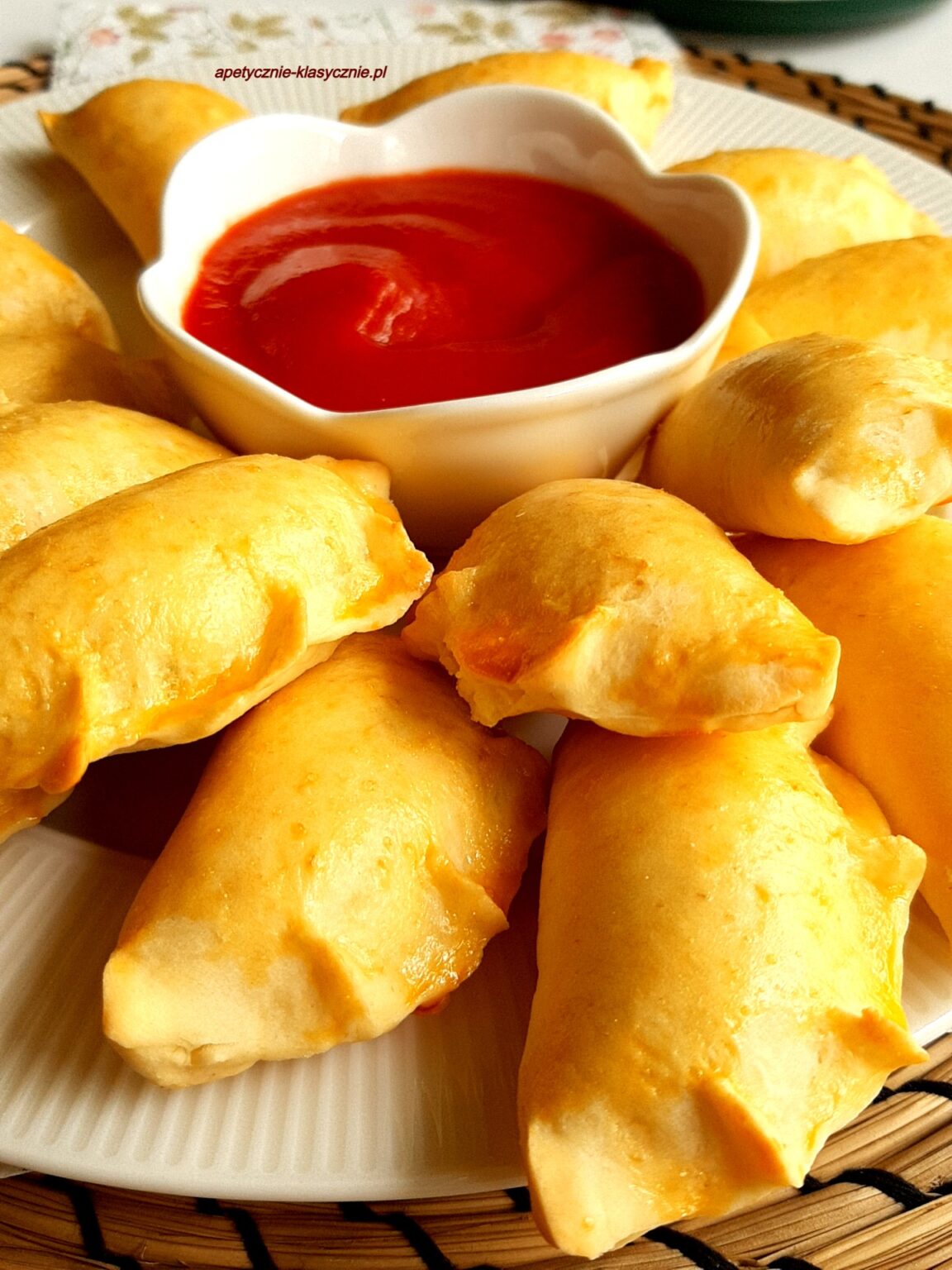 PIECZONE PIEROGI Z NADZIENIEM Z TWAROGU I FETY – pyszne, żal nie spróbować