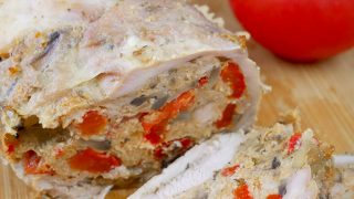 Rolada z kurczaka nadziewana pieczarkami i papryką – prosty przepis krok po kroku