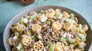 Sałatka makaronowa z ogórkiem, fetą i słonecznikiem