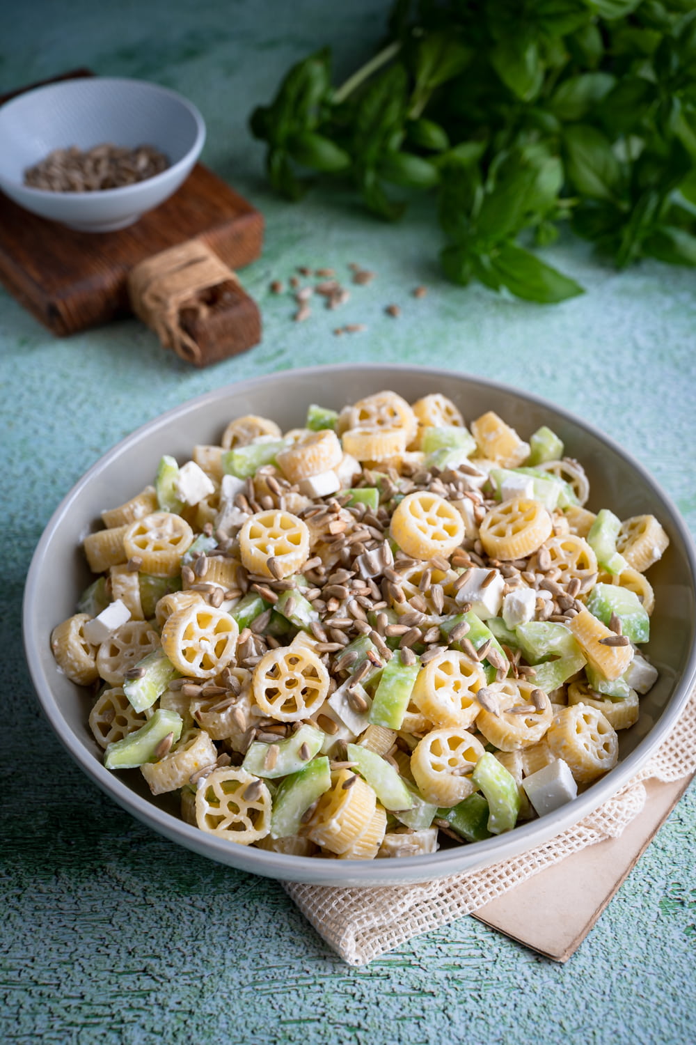 Sałatka makaronowa z ogórkiem, fetą i słonecznikiem