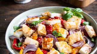 Sałatka z pieczoną papryką i halloumi