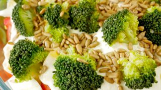 Sałatka brokułowa z fetą i jajkiem – prosty i smaczny przepis