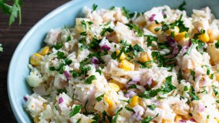 Sałatka ryżowa z wędzonym kurczakiem i ananasem