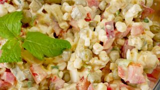 Sałatka z serkiem wiejskim – szybki i zdrowy pomysł na kolację