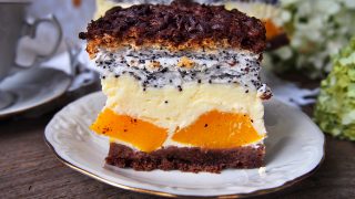 Sernik z brzoskwiniami i makowo-kokosową bezą na kakaowym spodzie