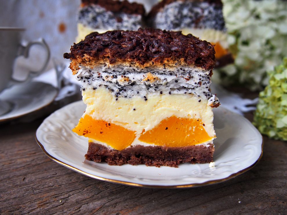 Sernik z brzoskwiniami i makowo-kokosową bezą na kakaowym spodzie