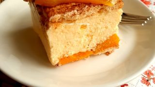 SERNIK GOTOWANY Z BRZOSKWINIAMI