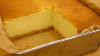 Sernik z mlekiem skondensowanym – prosty przepis, który zawsze się udaje