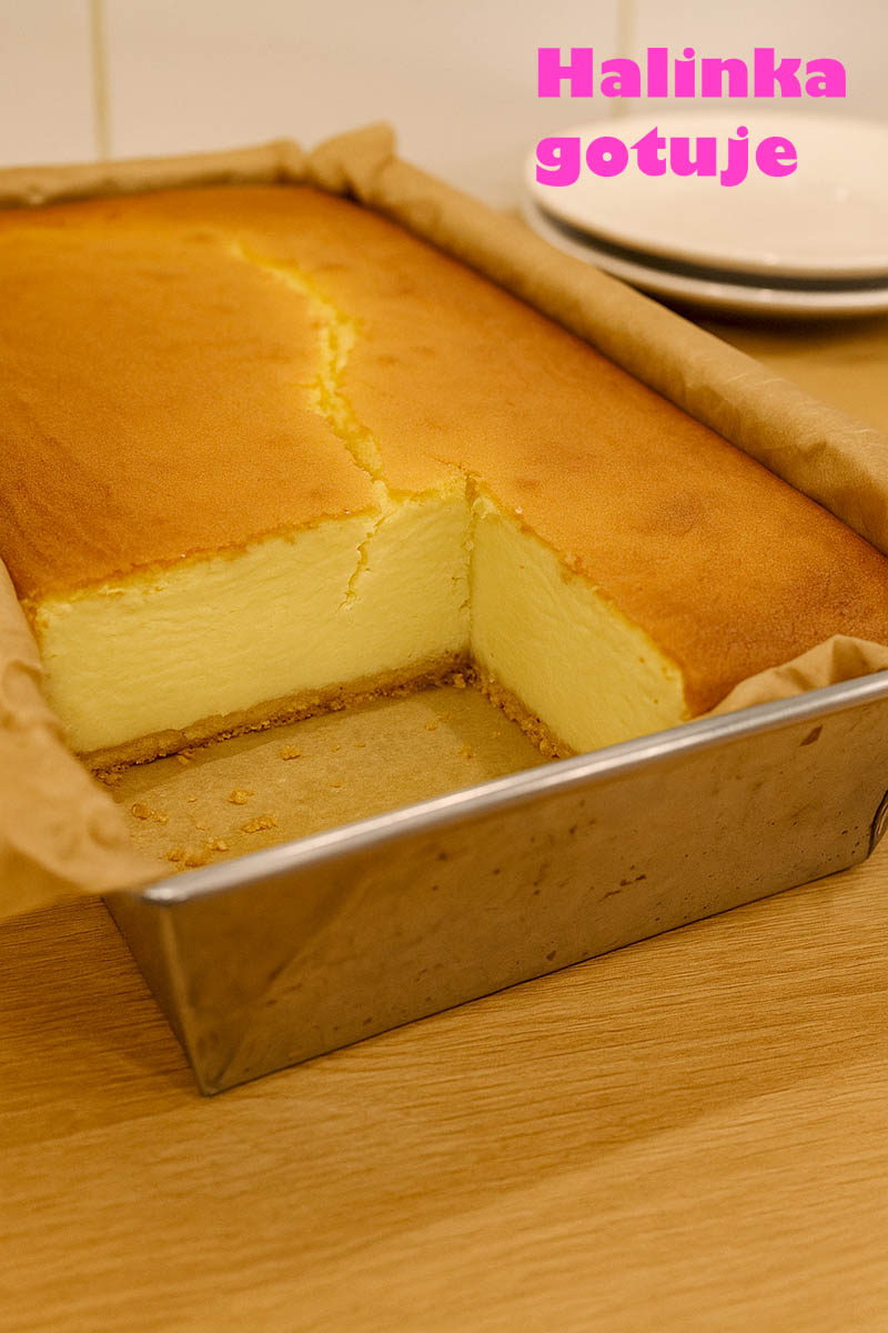 Sernik z mlekiem skondensowanym – prosty przepis, który zawsze się udaje